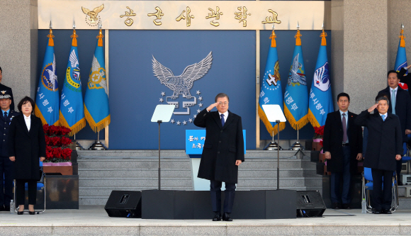 문재인 대통령이 4일 충북 청주시 공군사관학교에서 열린 제68기 졸업 및 임관식에 참석해 거수 경례를 하고 있다. 2020. 3.4 도준석 기자pado@seoul.co.kr