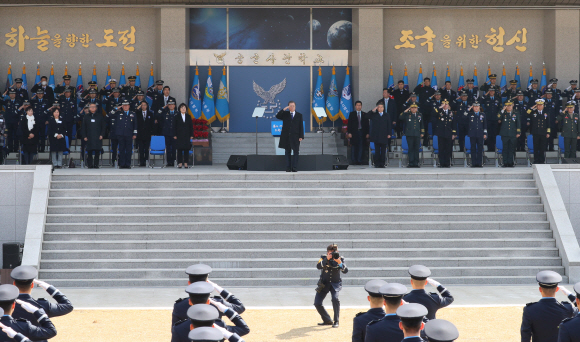 문재인 대통령이 4일 충북 청주시 공군사관학교에서 열린 제68기 졸업 및 임관식에 참석해 거수 경례를 하고 있다. 2020. 3.4 도준석 기자pado@seoul.co.kr