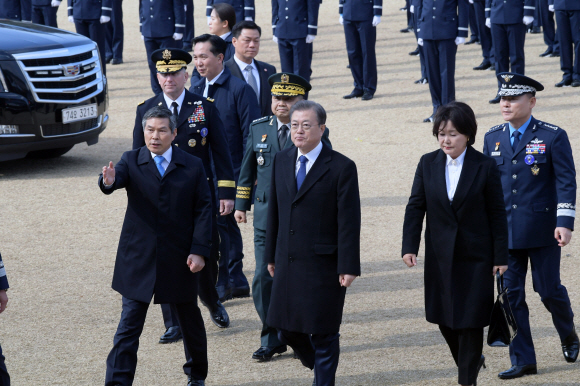문재인 대통령과 김정숙 여사가 4일 충북 청주시 공군사관학교에서 열린 제68기 졸업 및 임관식에 참석하고 있다. 2020. 3.4 도준석 기자pado@seoul.co.kr