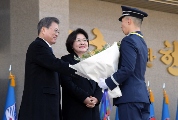 문재인 대통령이 4일 충북 청주시 공군사관학교에서 열린 제68기 졸업 및 임관식에 참석해 성원우 소위에게 우등상을 수여하고 있다. 2020. 3.4 도준석 기자pado@seoul.co.kr