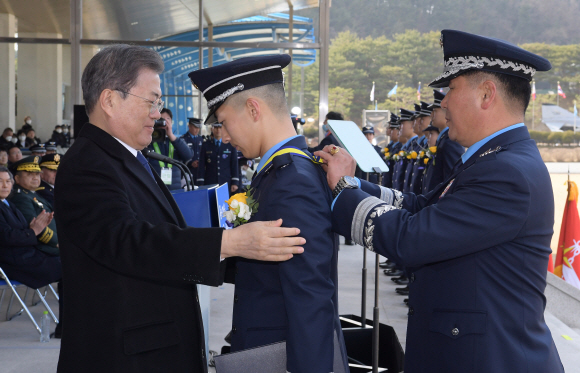 문재인 대통령이 4일 충북 청주시 공군사관학교에서 열린 제68기 졸업 및 임관식에 참석해 성원우 소위에게 우등상을 수여하고 있다. 2020. 3.4 도준석 기자pado@seoul.co.kr