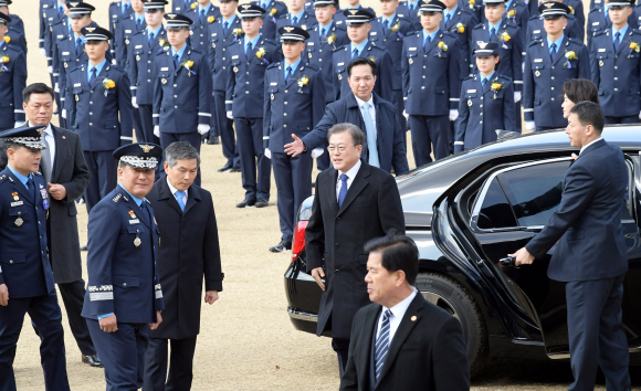 문재인 대통령이 4일 충북 청주시 공군사관학교에서 열린 제68기 졸업 및 임관식에 참석하고 있다. 2020. 3.4 도준석 기자pado@seoul.co.kr