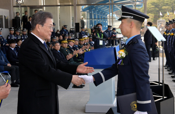 문재인 대통령이 4일 충북 청주시 공군사관학교에서 열린 제68기 졸업 및 임관식에 참석해 성원우 소위에게 우등상을 수여하고 있다. 2020. 3.4 도준석 기자pado@seoul.co.kr