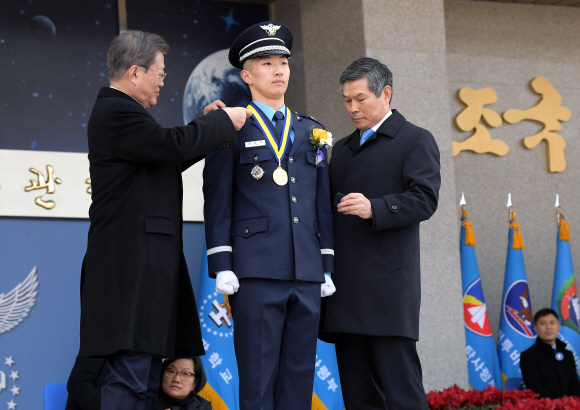 문재인 대통령이 4일 충북 청주시 공군사관학교에서 열린 제68기 졸업 및 임관식에 참석해 성원우 소위에게 우등상을 수여하고 있다. 2020. 3.4 도준석 기자pado@seoul.co.kr