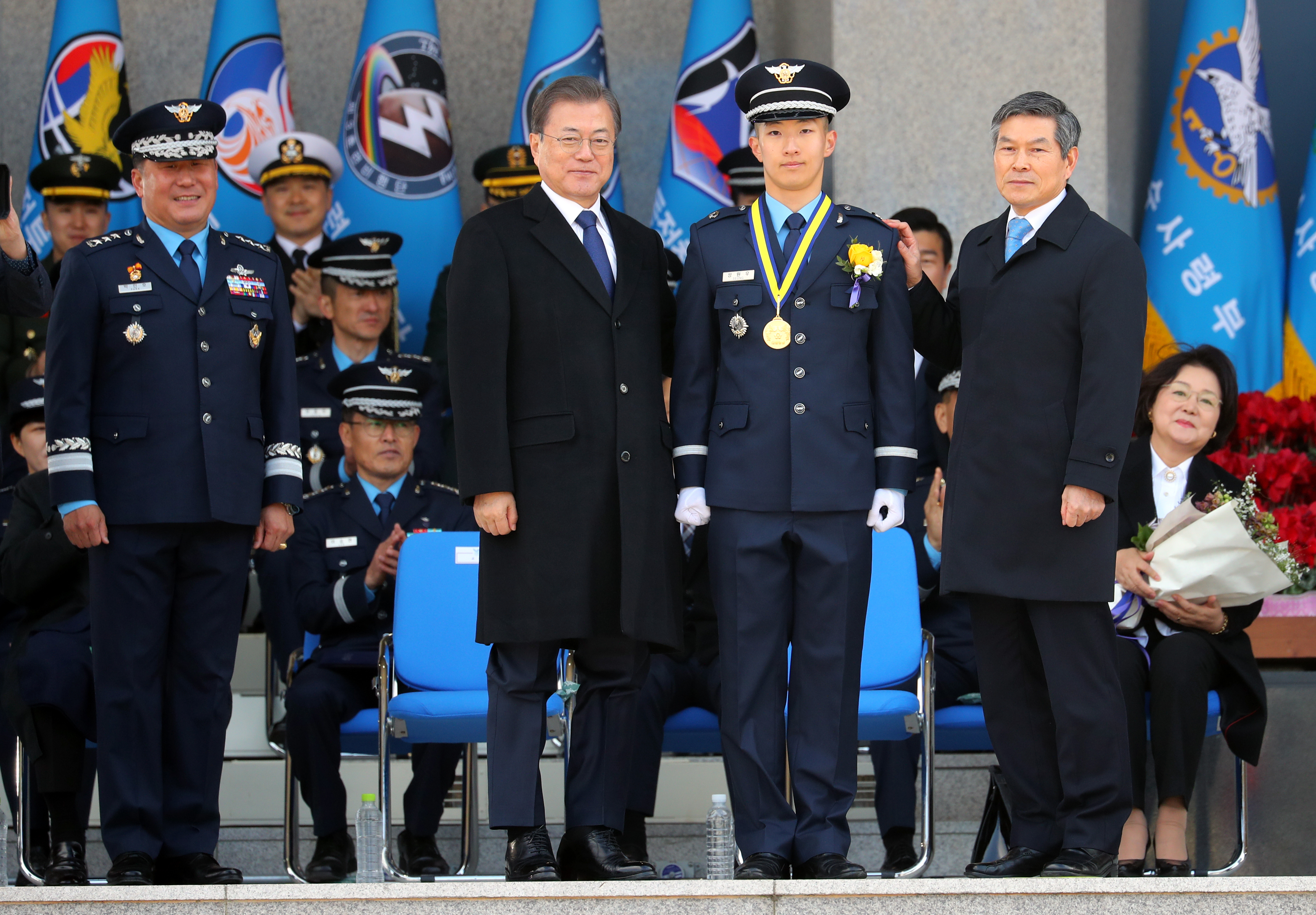 문재인 대통령이 4일 충북 청주시 공군사관학교에서 열린 제68기 졸업 및 임관식에 참석해 계급장을 수여하고 있다. 2020. 3.4 도준석 기자pado@seoul.co.kr