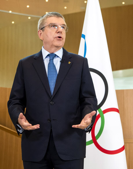 토마스 바흐 국제올림픽위원회(IOC) 위원장이 4일 스위스 로잔 올림픽하우스에서 코로나19 사태와 관련해 2020 도쿄올림픽을 예정대로 치러내기 위해 최선을 다하겠다는 IOC 집행위 성명을 발표하고 있다. AP 연합뉴스