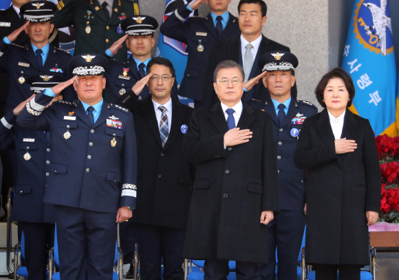 문재인 대통령과 김정숙 여사가 4일 충북 청주시 공군사관학교에서 열린 제68기 졸업 및 임관식에 참석해 국민의례를 하고 있다. 2020. 3.4 도준석 기자pado@seoul.co.kr
