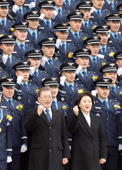 문재인 대통령과 김정숙 여사가 4일 충북 청주시 공군사관학교에서 열린 제68기 졸업 및 임관식에 참석해 졸업생도들과 기념촬영하고 있다. 2020. 3.4 도준석 기자 pado@seoul.co.kr