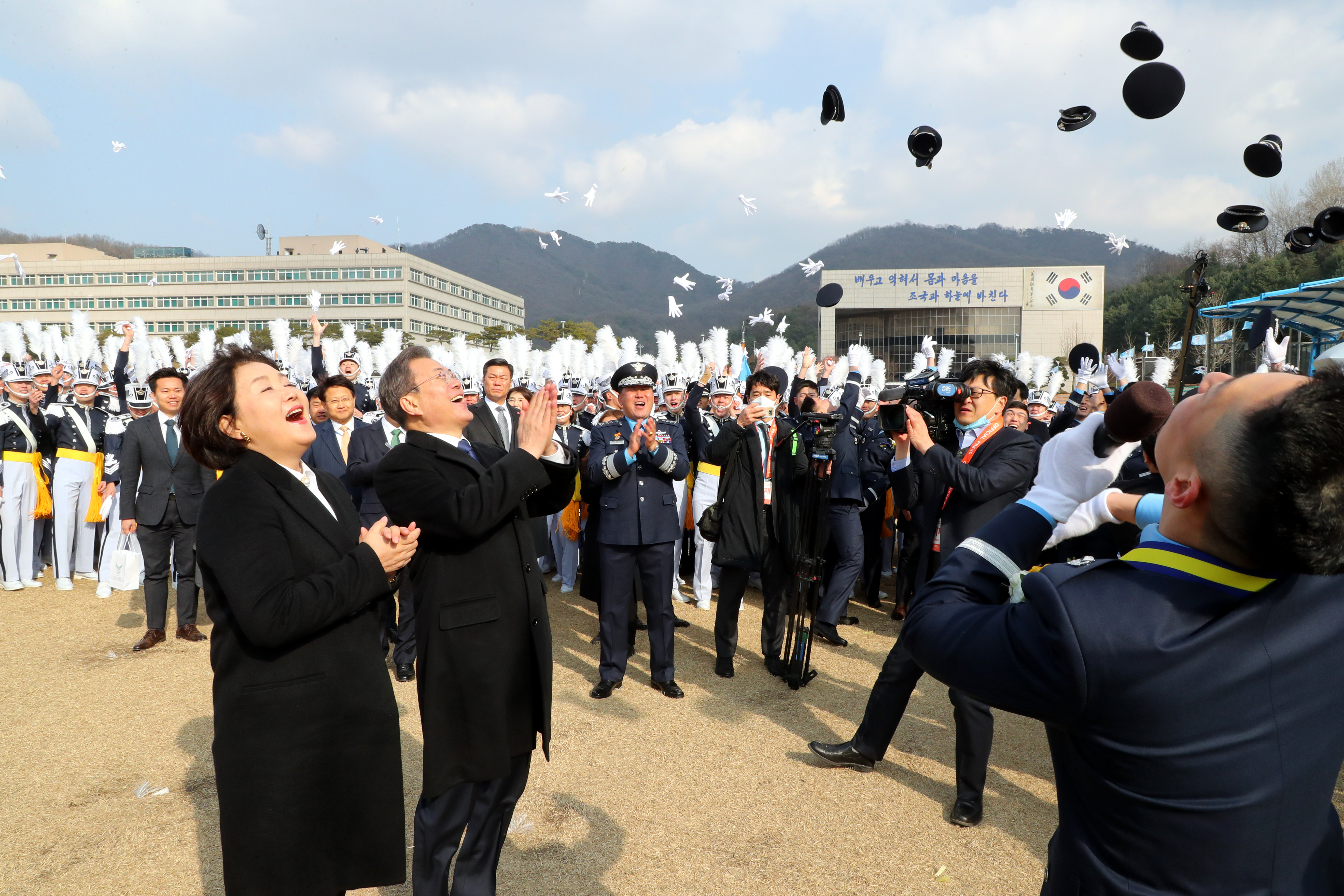 문재인 대통령과 김정숙 여사가 4일 충북 청주시 공군사관학교에서 열린 제68기 졸업 및 임관식에 참석해 졸업생도들의 모자를 던지는 모습을 보며 축하하고 있다. 2020. 3.4 도준석 기자 pado@seoul.co.kr