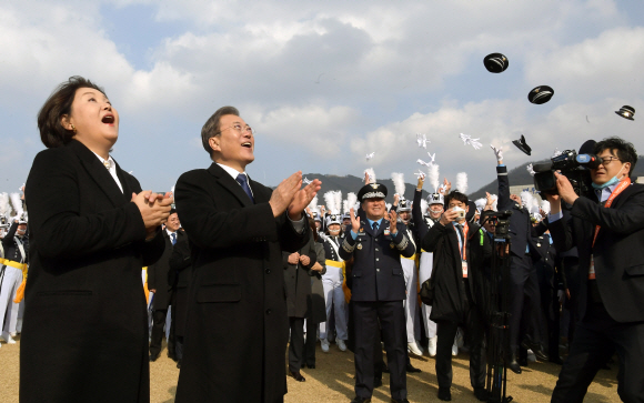 문재인 대통령과 김정숙 여사가 4일 충북 청주시 공군사관학교에서 열린 제68기 졸업 및 임관식에 참석해 졸업생도들을 축하해 주고 있다. 2020. 3.4 도준석 기자 pado@seoul.co.kr