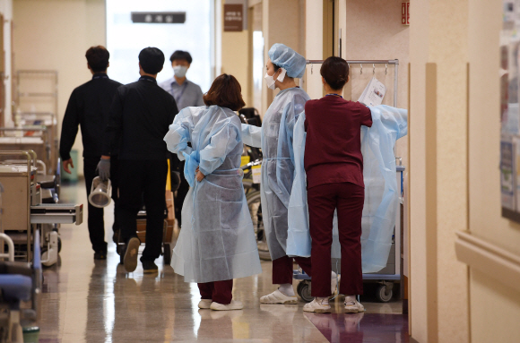 서울성모병원 본관 7층에서 의료진이 분주히 움직이고 있다. 2020.3.4 오장환 기자 5zzang@seoul.co.kr