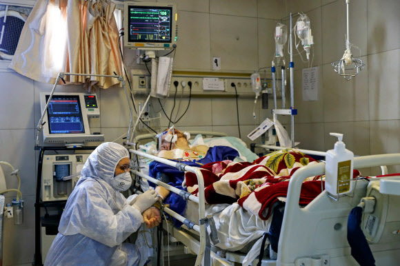 코로나19 환자 치료하는 이란 의료진