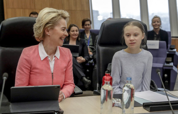 스웨덴 환경운동가 그레타 툰베리(오른쪽)와 우르줄라 폰 데어 라이엔 유럽연합 집행위원회 위원장이 4일(현지시간) 벨기에 브뤼셀의  EU 본부에서 열리는 ‘ the weekly College of Commissioners meeting’에 참석하고 있다. EPA 연합뉴스