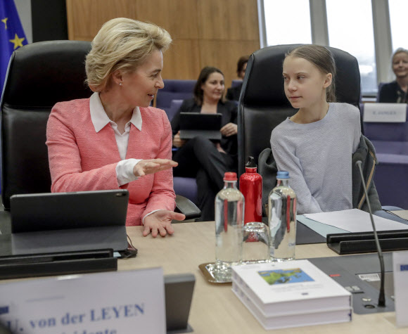 스웨덴 환경운동가 그레타 툰베리(오른쪽)와 우르줄라 폰 데어 라이엔 유럽연합 집행위원회 위원장이 4일(현지시간) 벨기에 브뤼셀의  EU 본부에서 열리는 ‘ the weekly College of Commissioners meeting’에 참석하고 있다. EPA 연합뉴스
