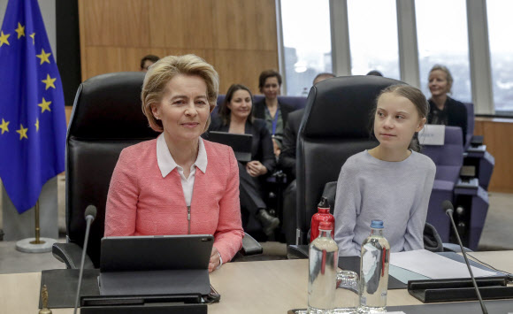 스웨덴 환경운동가 그레타 툰베리(오른쪽)와 우르줄라 폰 데어 라이엔 유럽연합 집행위원회 위원장이 4일(현지시간) 벨기에 브뤼셀의  EU 본부에서 열리는 ‘ the weekly College of Commissioners meeting’에 참석하고 있다. EPA 연합뉴스