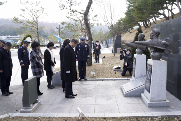 문재인 대통령과 부인 김정숙 여사가 4일 오후 청주 공군사관학교에서 전투기 조종사로 비행 훈련 중 사망한 故 박명렬, 박인철 부자의 흉상에 묵념하고 있다. 2020. 3.4 도준석 기자pado@seoul.co.kr