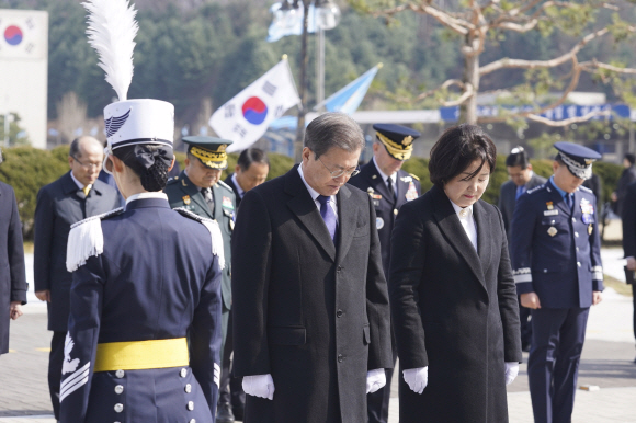 문재인 대통령과 부인 김정숙 여사가 4일 오후 청주 공군사관학교에서 ‘영원한 빛 추모비’에 헌화 후 묵념하고 있다. 2020. 3.4 도준석 기자pado@seoul.co.kr
