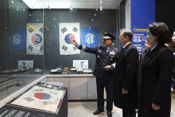 문재인 대통령과 부인 김정숙 여사가 4일 오후 청주 공군사관학교 공사 박물관을 시찰하고 있다. 2020. 3.4 도준석 기자pado@seoul.co.kr