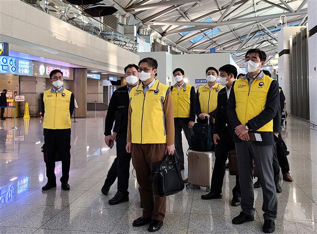 신종 코로나바이러스 감염증(코로나19)과 확산으로 베트남에 격리된 우리 국민 270여명을 돕기 위한 정부합동신속대응팀이 5일 오전 인천국제공항 1터미널에서 출국하고 있다. 베트남은 방역차원에서 최근 입국한 한국 국민에 대한 14일간 시설격리를 하고 있으며 현재 270여 명이 격리된 상태다. 2020.3.5 뉴스1