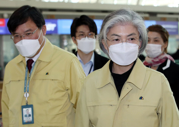 정부가 신종 코로나바이러스 감염증(코로나19)과 관련, 베트남에 격리된 한국인 270여명을 지원하기 위해 신속대응팀을 파견한 5일 오전 강경화 외교부 장관이 인천국제공항에서 신속대응팀을 격려하기 위해 이동하고 있다. 2020.3.5  연합뉴스