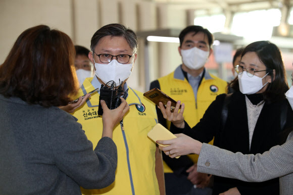 신종 코로나바이러스 감염증(코로나19)과 관련, 베트남에 격리된 한국인 270여명을 지원하기 위해 5일 오전 출국하는 신속대응팀 견종호 팀장이 인천국제공항에서 취재진 질문에 답하고 있다. 2020.3.5  연합뉴스