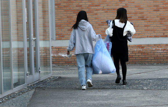 5일 오전 대전시 동구 대전대에서 71명의 중국유학생들이 생활관에서 2주간의 격리생활을 마치고 일상으로 돌아가고 있다.  2020.3.5 연합뉴스