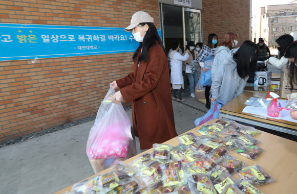 5일 오전 대전시 동구 대전대에서 71명의 중국유학생들이 생활관에서 2주간의 격리생활을 마치고 일상으로 돌아가고 있다.  2020.3.5 연합뉴스