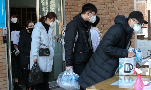 5일 오전 대전시 동구 대전대에서 71명의 중국유학생들이 생활관에서 2주간의 격리생활을 마치고 일상으로 돌아가고 있다.  2020.3.5 연합뉴스
