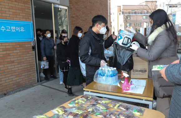 5일 오전 대전시 동구 대전대에서 71명의 중국유학생들이 생활관에서 2주간의 격리생활을 마치고 일상으로 돌아가고 있다.  2020.3.5 연합뉴스