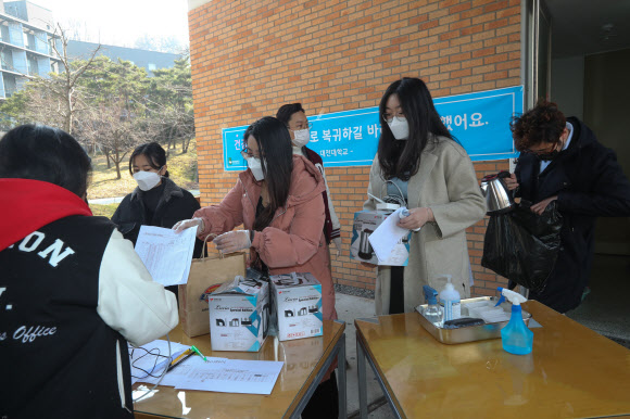 5일 오전 대전시 동구 대전대에서 71명의 중국유학생들이 생활관에서 2주간의 격리생활을 마치고 일상으로 돌아가고 있다.  2020.3.5 연합뉴스