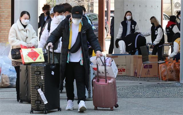 5일 오전 대전대학교 생활관에서 2주간의 격리 생활을 마친 중국인 유학생들이 생활관을 나서고 있다. 2020.3.5 뉴스1
