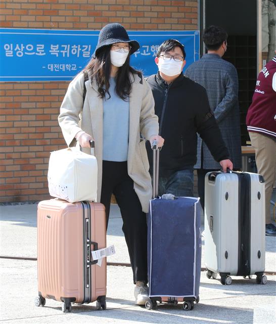 5일 오전 대전대학교 생활관에서 2주간의 격리 생활을 마친 중국인 유학생들이 생활관을 나서고 있다. 2020.3.5 뉴스1