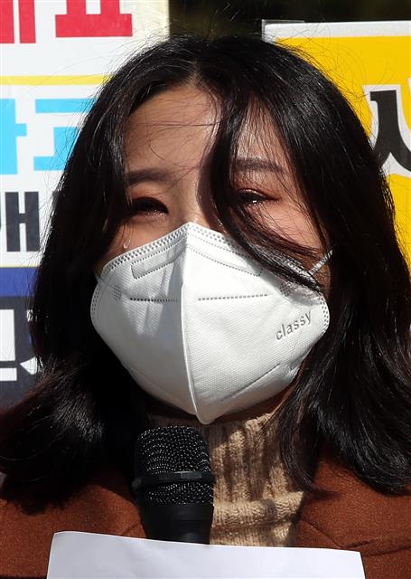 신천지 예수교 증거장막성전(이하 신천지) 신도였던 안소영 씨가 5일 오전 서울 청와대 분수대 앞에서 전국신천지피해자연대 주최로 열린 대통령접견요청과 신천지 강제 수사 촉구 기자회견에서 눈물을 흘리며 발언을 하고 있다.  전국신천지피해자연대 신강식 대표자 등은 신천지 이만희 총회장과 고위 지도부들의 비위 의혹을 공개하고 추가 고발과 함께 검찰의 압수수색으로 중요 자료 확보와 수사범위 확대를 통해 자발적 협조를 얻어 낼 수 있는 최선의 길이라고 밝혔다. 2020.3.5 뉴스1