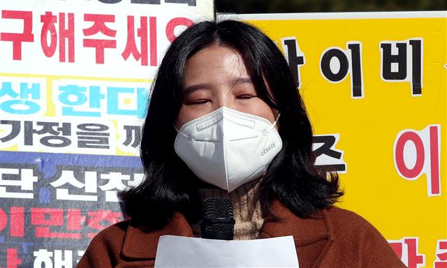 신천지 예수교 증거장막성전(이하 신천지) 신도였던 안소영 씨가 5일 오전 서울 청와대 분수대 앞에서 전국신천지피해자연대 주최로 열린 대통령접견요청과 신천지 강제 수사 촉구 기자회견에서 눈물을 흘리며 발언을 하고 있다.  전국신천지피해자연대 신강식 대표자 등은 신천지 이만희 총회장과 고위 지도부들의 비위 의혹을 공개하고 추가 고발과 함께 검찰의 압수수색으로 중요 자료 확보와 수사범위 확대를 통해 자발적 협조를 얻어 낼 수 있는 최선의 길이라고 밝혔다. 2020.3.5 뉴스1