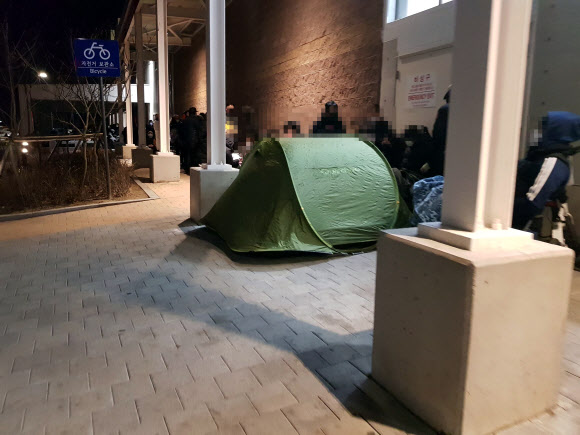 지난 4일 오후 10시 코스트코 세종점 주변에서 다음 날 판매하는 마스크를 구매하기 위한 시민 행렬에 텐트가 설치되어 있다. 2020.3.5  연합뉴스