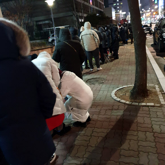 지난 4일 영업이 끝난 일산 코스트코 앞에 마스크를 사기 위한 시민들의 대기 행렬이 이어져 있다.  밤새 추위에 떨며 번호표를 받은 시민들은 이날 오전 10시부터 오후 1시까지 마스크를 살 수 있다. 2020.3.5 연합뉴스