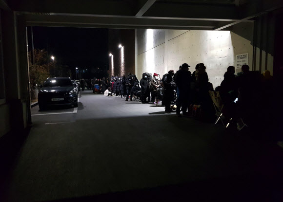 지난 4일 오후 10시 코스트코 세종점 주변에서 다음 날 판매하는 마스크를 구매하기 위해 시민들이 줄을 서고 있다. 2020.3.5 연합뉴스