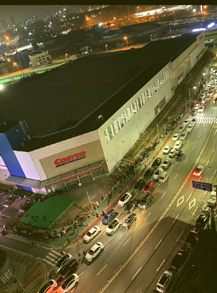 지난 4일 영업이 끝난 용인 코스트코 공세점 앞에 마스크를 사기 위한 시민들의 대기 행렬이 이어져 있다.  밤새 추위에 떨며 번호표를 받은 시민들은 이날 오전 10시부터 오후 1시까지 마스크를 살 수 있다. 2020.3.5 연합뉴스