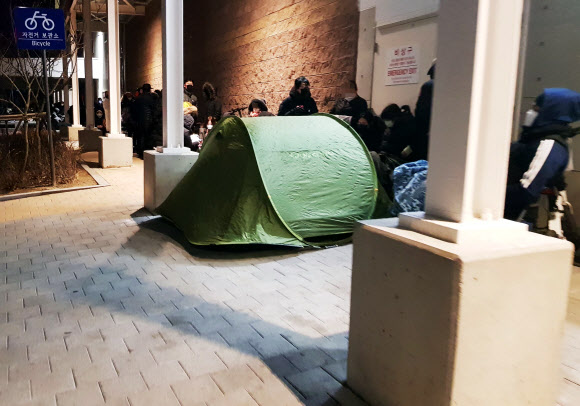 시민들이 5일 판매하는 마스크를 사기 위해 전날(4일) 늦은 저녁부터 코스트코 세종점 앞에 길게 줄을 서 있다. 한 시민은 추위를 피하기 위해 미리 준비한 텐트까지 설치했다. 2020.3.5  연합뉴스