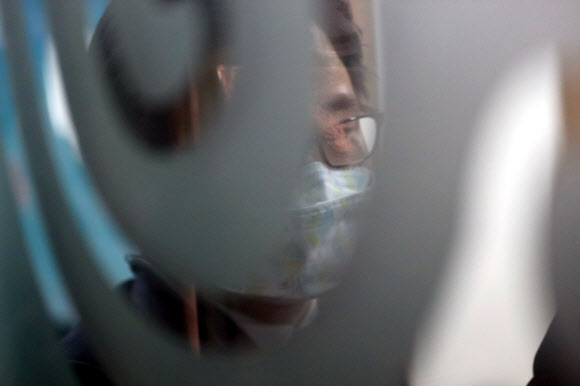 5일 오후 정부가 행정조사를 진행 중인 경기 과천시 신천지교회 본부 입구에서 신천지 관계자들이 취재진의 출입을 막고 있다. 중앙재난안전대책본부는 이날 오전 11시부터 국내외 신천지 신도, 교육생 등의 인적사항에 관한 자료를 수집하기 위해 교회 본부에 대해 행정조사를 하고 있다고 밝혔다. 2020.3.5  연합뉴스