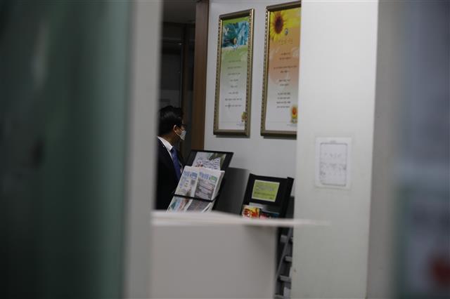 5일 오전 경기도 과천시 별양동 소재 신천지예수교회 본부에서 신종 코로나 바이러스 감염증(코로나19) 대응 중앙재난안전대책본부 차원의 행정조사가 실시되고 있다. 이날 행정조사의 내용은 신도 및 교육생의 인적사항 명단, 예배별 출석 기록, 모든 신천지 시설의 주소 정보 등이다. 행정조사에는 중대본, 경찰 관계자를 비롯해 대검찰청 포렌식팀도 투입됐다. 2020.3.5 뉴스1