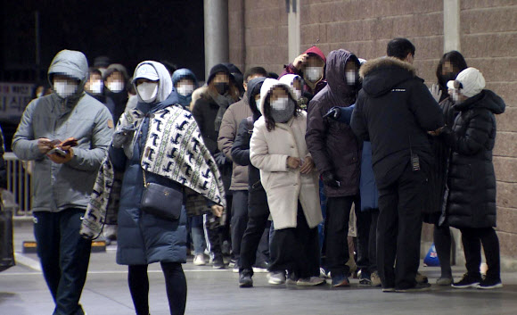 5일 새벽 코스트코 일산점에서 마스크를 구매하기 위해 줄을 선 시민들이 마트 측 관계자로부터 번호표를 배부받고 있다. 2020.3.5  연합뉴스 TV 캡처