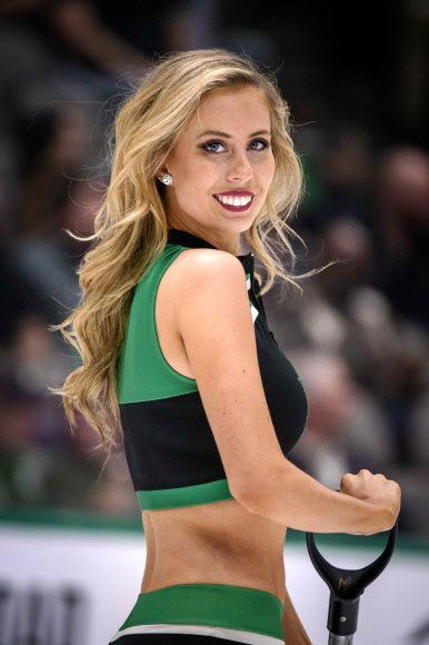 댈러스 스타즈의 아이스 걸이 3일(현지시간) 미국 택사스주 댈러스 아메리칸 에어라인스 센터에서 열린 북미아이스하키리그(NHL) 에드먼튼 오일러스와의 경기 전 경기장 빙판을 고르며 포즈를 취하고 있다. USA TODAY Sports 연합뉴스