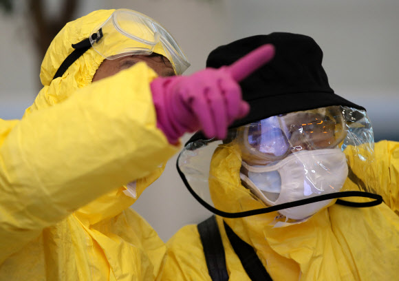 5일 오전 인천국제공항 1터미널 출발층에서 한 이용객이 신종 코로나바이러스 감염증(코로나19)에 대한 우려 등으로 마스크, 고무장갑 등을 착용하고 있다. 2020.3.5  연합뉴스