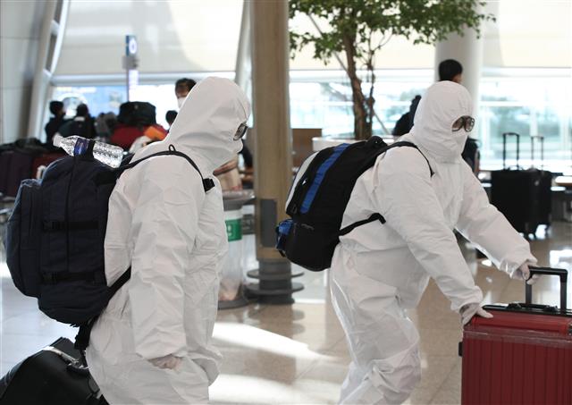 신종 코로나바이러스 감염증(코로나19)이 확산하고 있는 가운데 5일 인천국제공항 1터미널에서 탑승객들이 출국장으로 향하고 있다. 2020.3.5 뉴스1