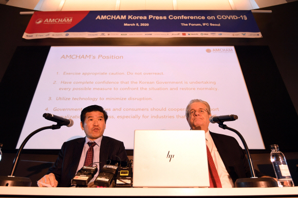 제임스 김 주한미국상공회의소(암참, AMCHAM) 회장 겸 대표이사가 5일 서울 여의도 IFC에서 신종 코로나 바이러스 감염증(코로나19) 관련 국내 상황에 대한 기자회견에서 발언하고 있다. 오른쪽은 제프리 존스 이사회 회장. 2020.3.5 박윤슬 기자 seul@seoul.co.kr