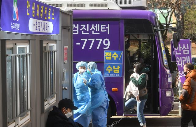 5일 경기 김포시 뉴고려병원에서 한 어머니가 아이를 품에 안고 신종 코로나바이러스 감염증(코로나19) 안심외래진료소를 나서고 있다. 2020.3.5 뉴스1