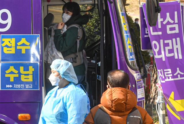 5일 오후 경기도 김포시 장기동 뉴고려병원에서 환자들이 코로나19 안심외래진료소를 이용하고 있다. 2020.3.5 뉴스1