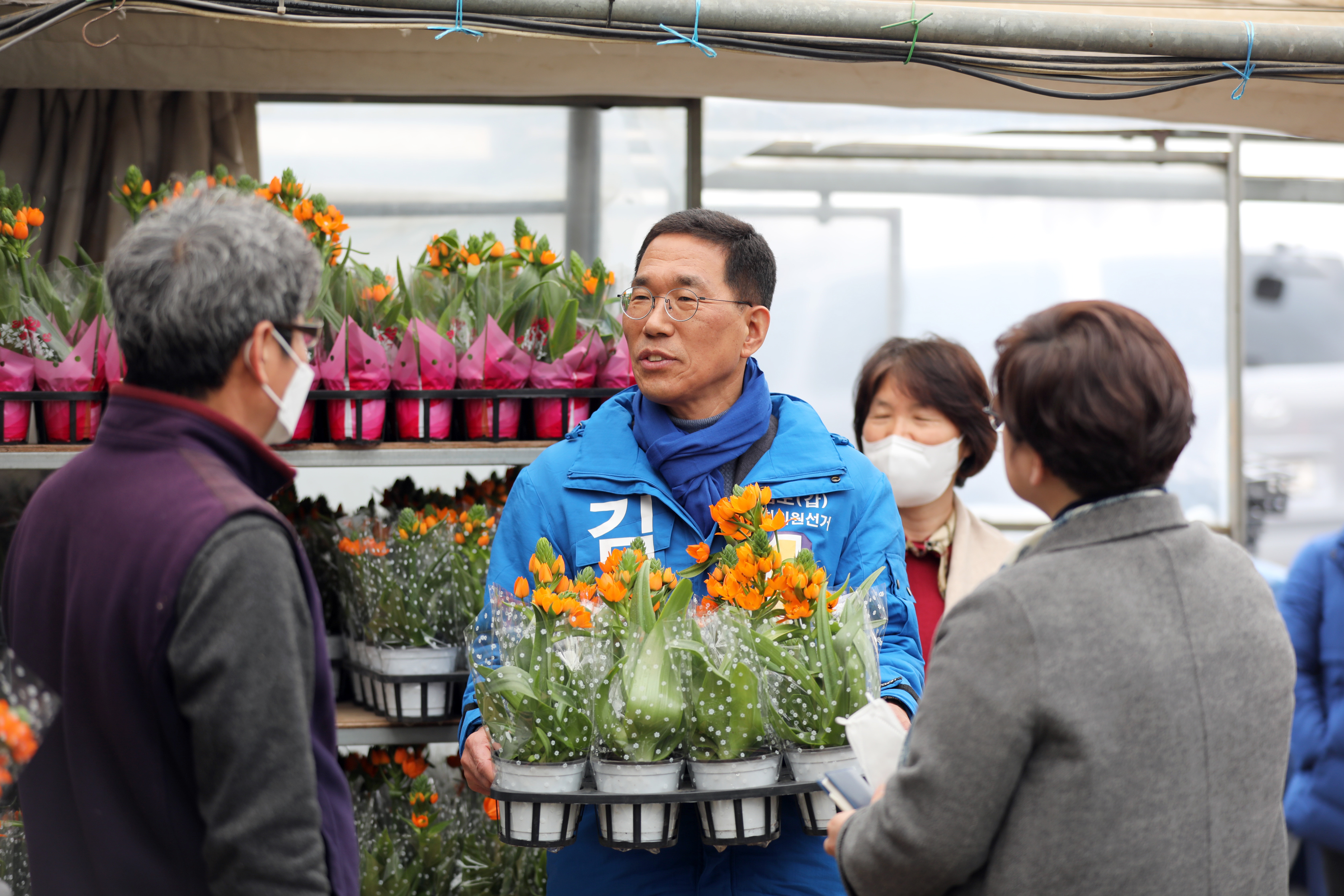 김주영 후보가 고촌읍 화훼농가를 방문해 피해 상황을 듣고 있다.