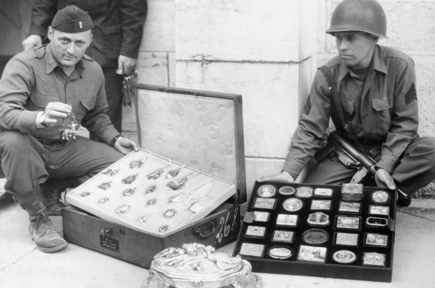 2차 세계대전 중 미군 병사가 독일군으로부터 압수한 유대인 약탈 물품 등을 들어 보이고 있다. AFP 자료사진  영국 BBC 홈페이지 캡처